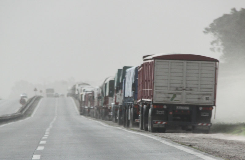7 Tips for Driving a Curtainside Trailer in Windy Conditions